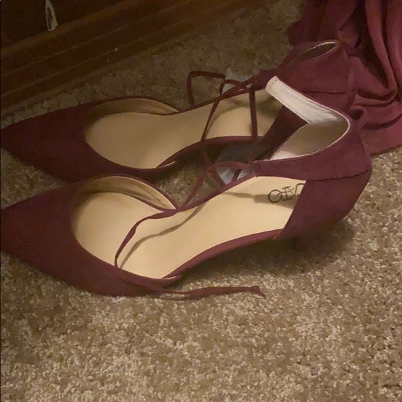 Short heeled, wine color shoes. - Picture 2 of 3